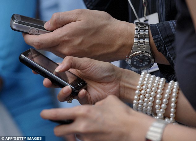 Text-Mad Britons Send 200 Messages A Month