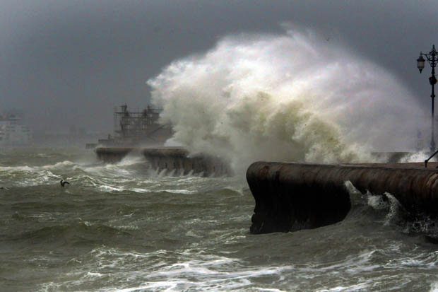 ‘Red Alert’ As Storm Set To Bring 100mph Winds