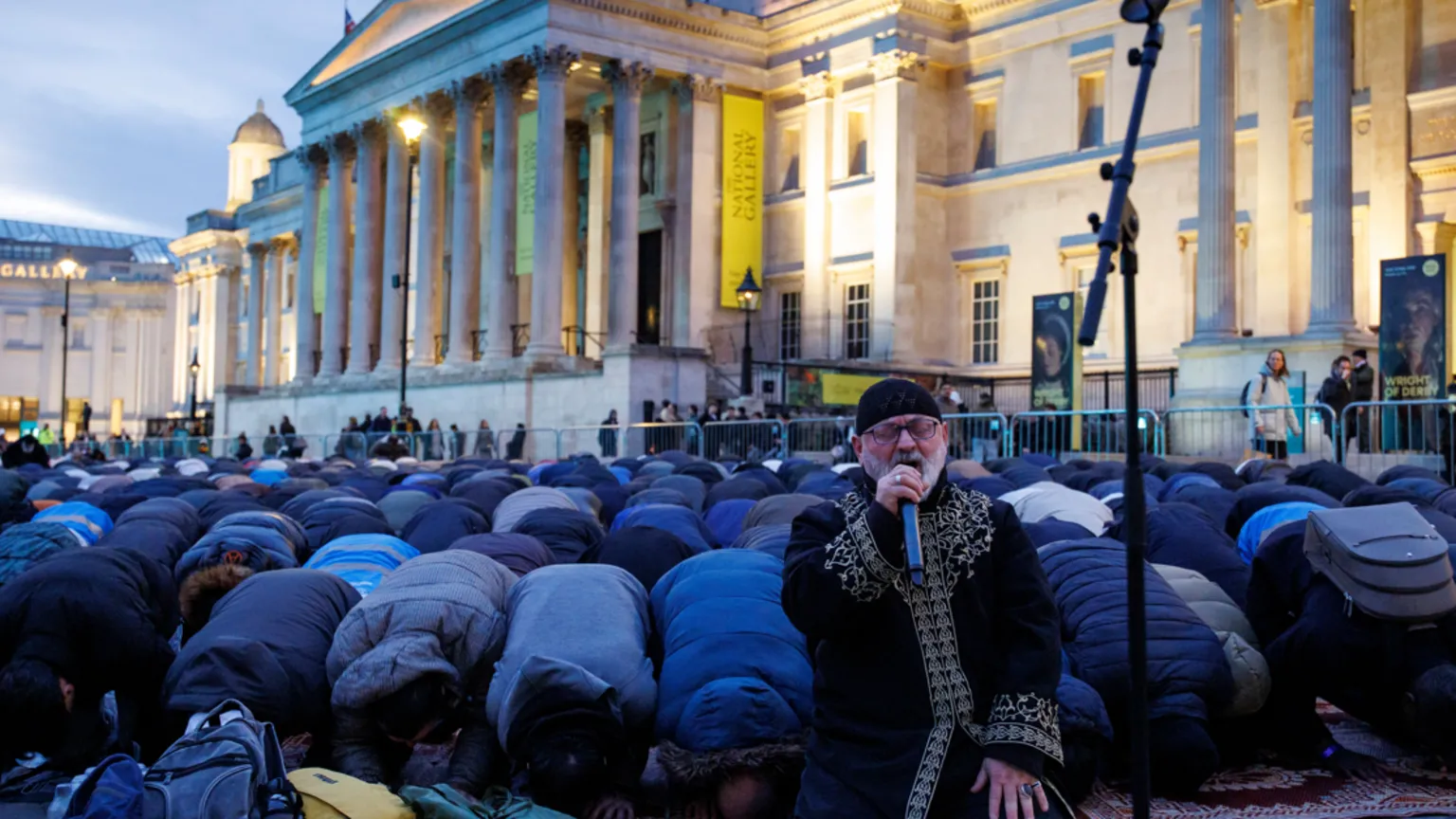 EPA/Shutterstock Members of the Muslim community pray ahead of the 'open iftar' Ramadan dinner event at Trafalgar Square in London