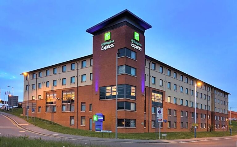 Holiday Inn Express London Luton Airport 768x475