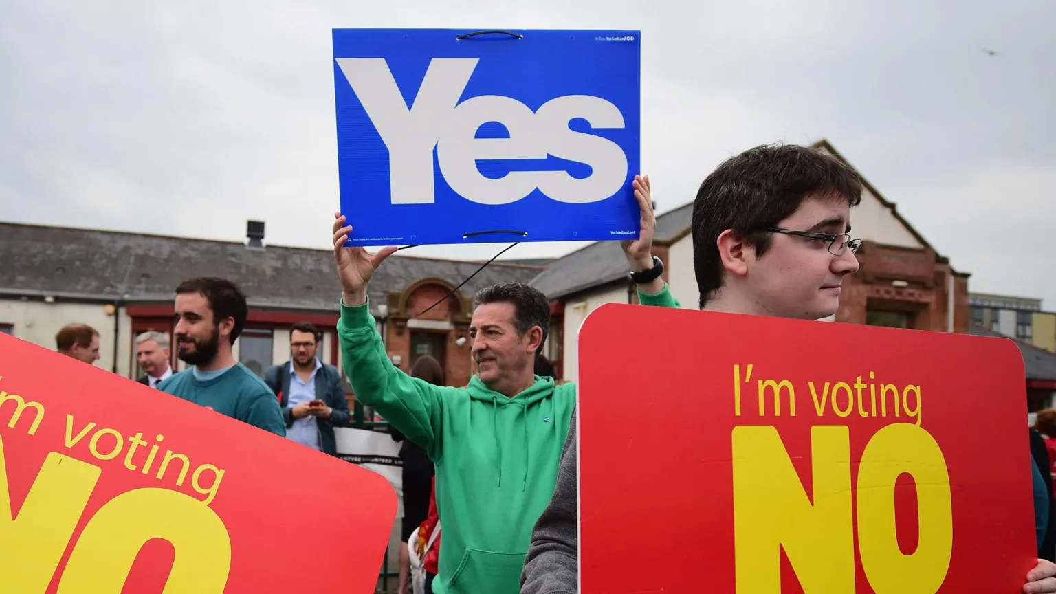 Getty Images Yes and No campaigners on the Scottish independence campaign trail in September 2014 in Blantyre.