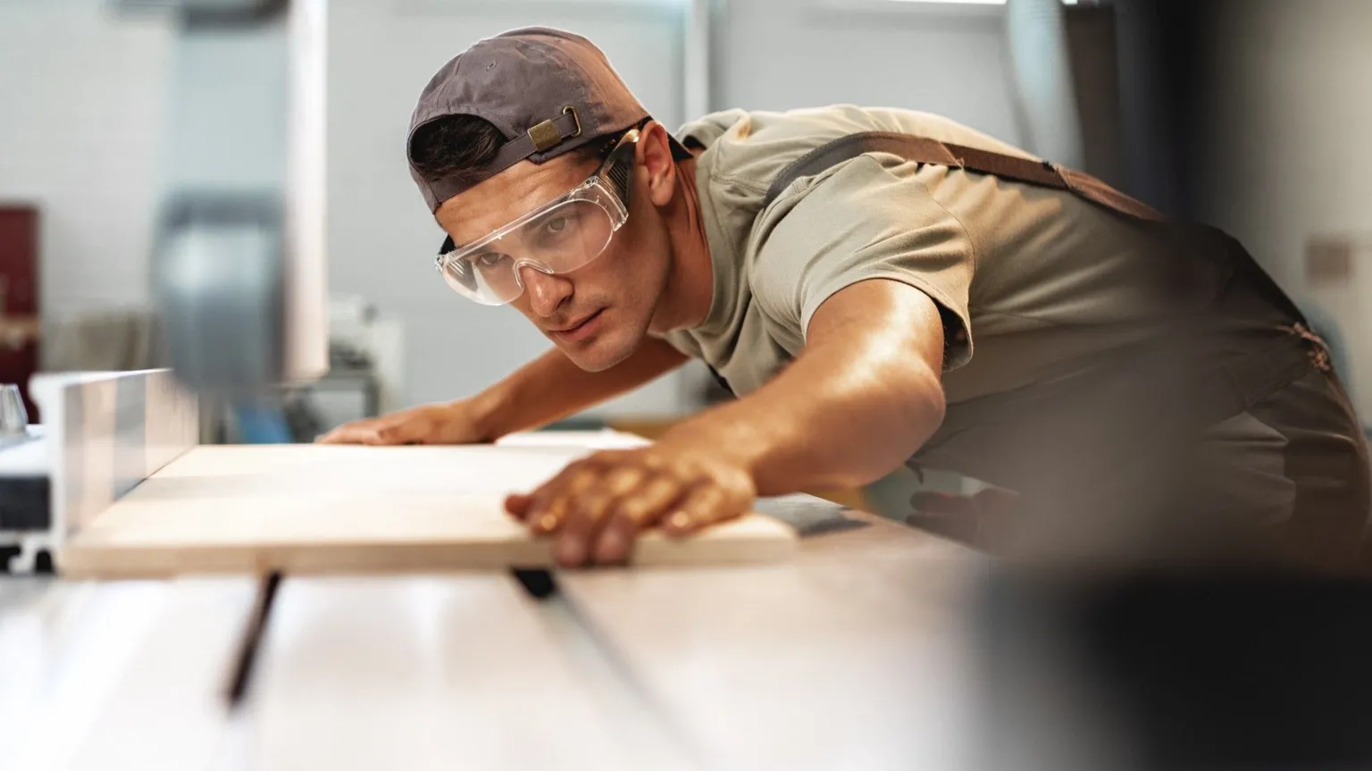 Woodworking using a circular saw