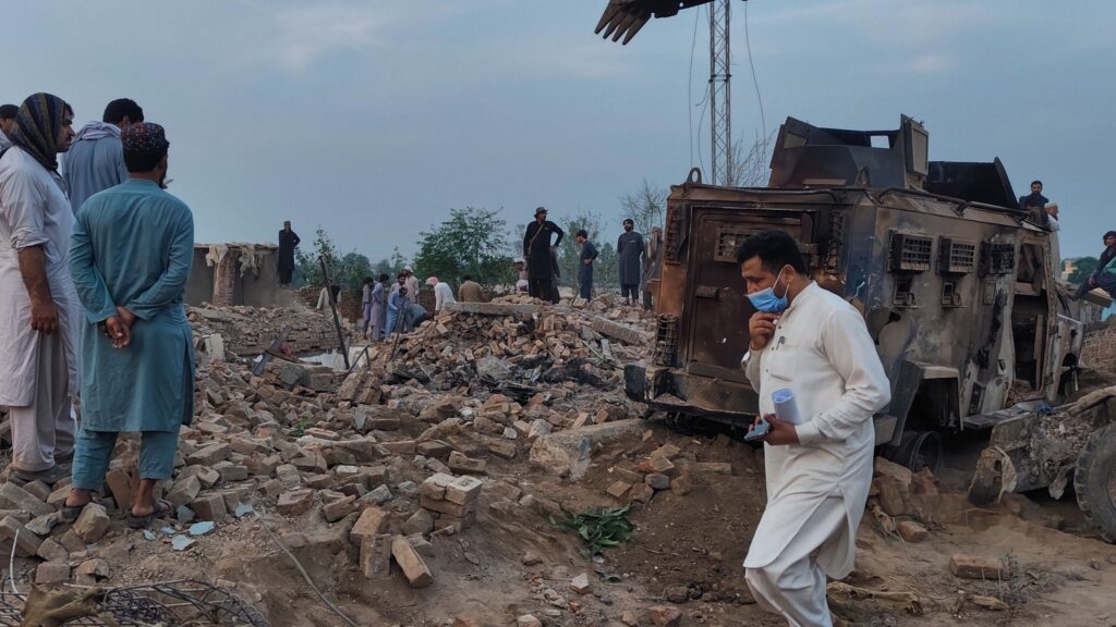 Suicide bombing leaves 14 police dead in Pakistan