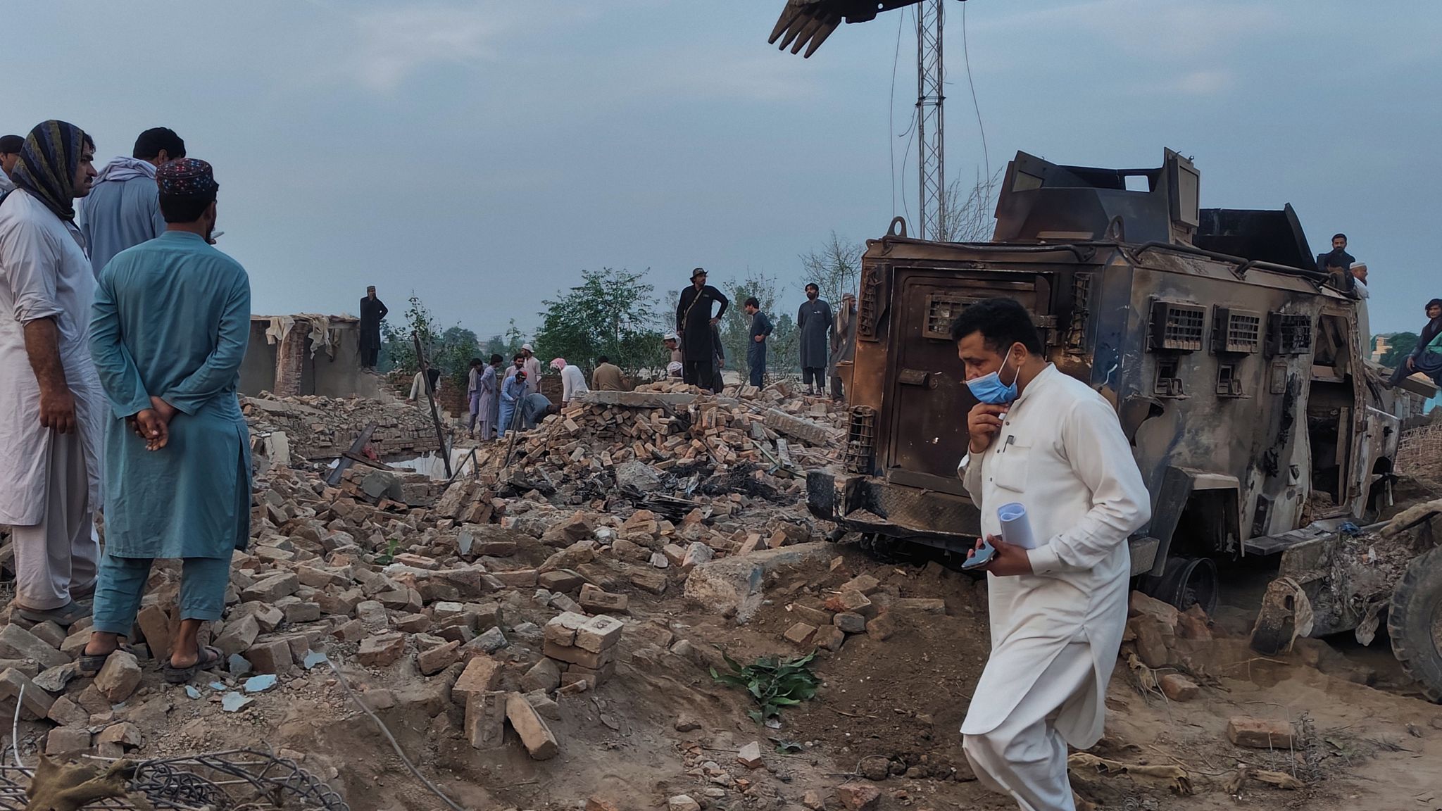 Suicide bombing leaves 14 police dead in Pakistan